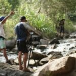 Gdzie kręcono sceny nad wodą: filmowe rzeki, zalewy i starorzecza Lubelskiego Ekipa filmowa kręci scenę nad leśnym strumieniem