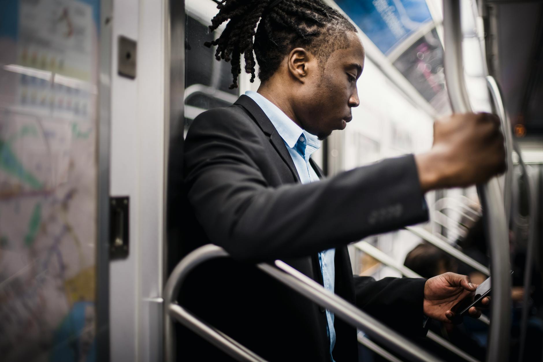 Kobieta w metrze przegląda telefon w drodze komunikacją miejską