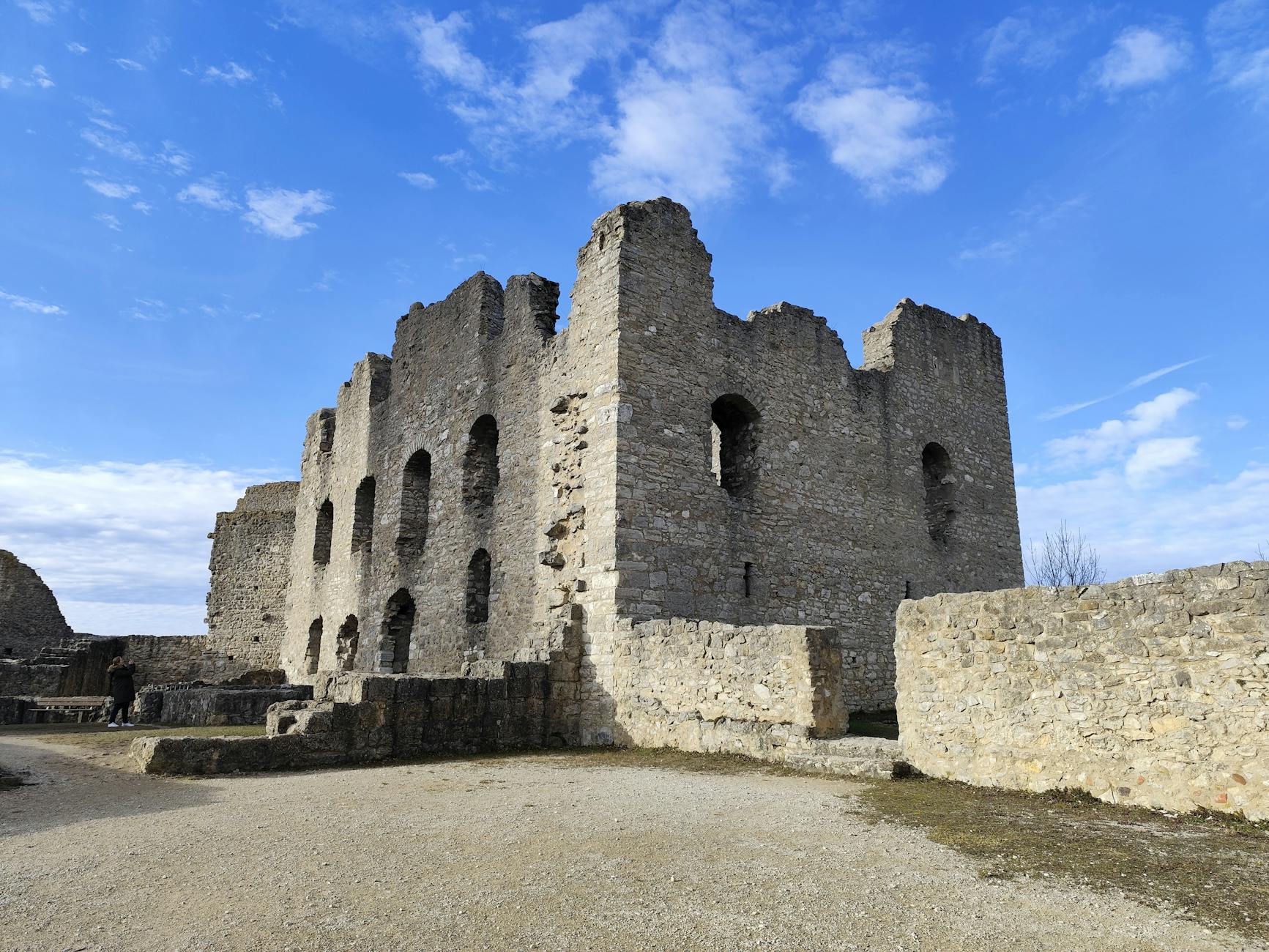 Panorama ruin zamku w Janowcu na skarpie nad Wisłą