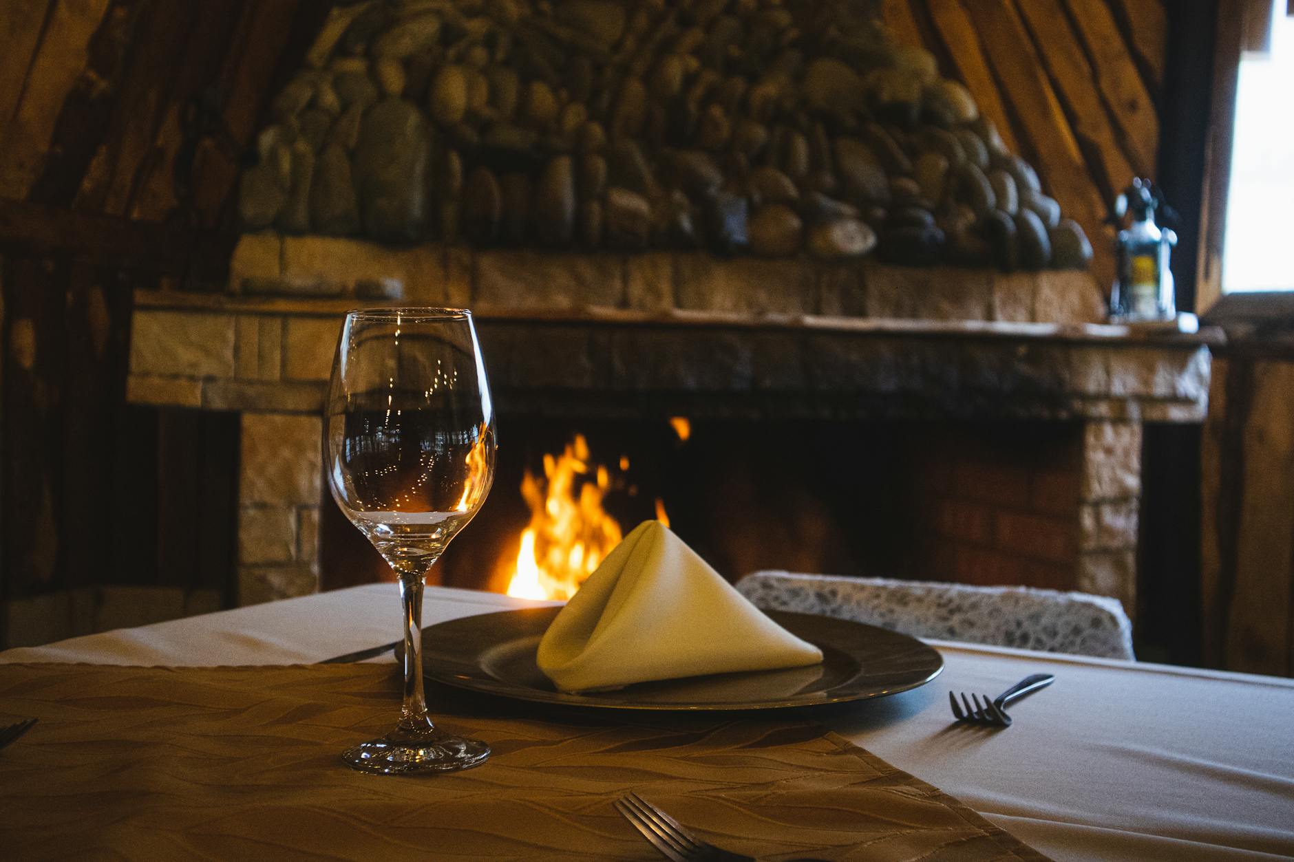 Gdzie na kolację w Lublinie: klimatyczne lokale na randkę i spotkanie z przyjaciółmi Elegancka kolacja przy kominku w nastrojowej restauracji