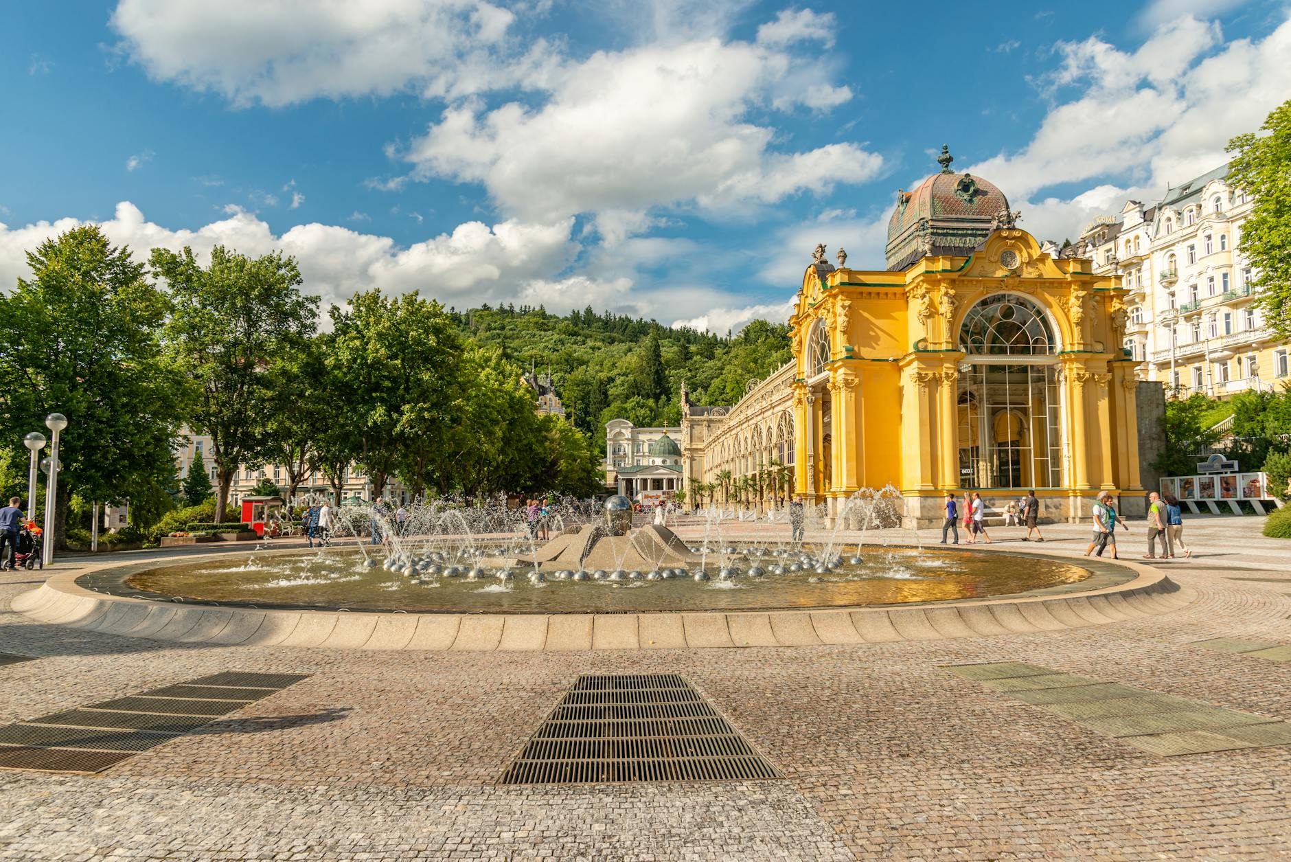 Nałęczów w filmach: park zdrojowy i wille w roli głównej Fontanna śpiewająca i kolumnada w otoczeniu zieleni w uzdrowisku