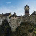 Gotycki zamek na skalistym klifie w słoneczny dzień