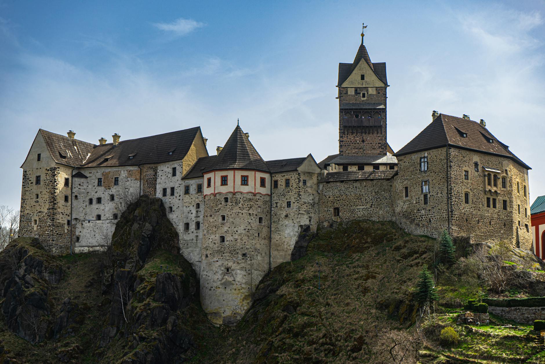 Zamki Lubelszczyzny na weekendowy wypad Gotycki zamek na skalistym klifie w słoneczny dzień