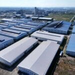 Lotniczy widok na rozległą strefę przemysłową w Azji