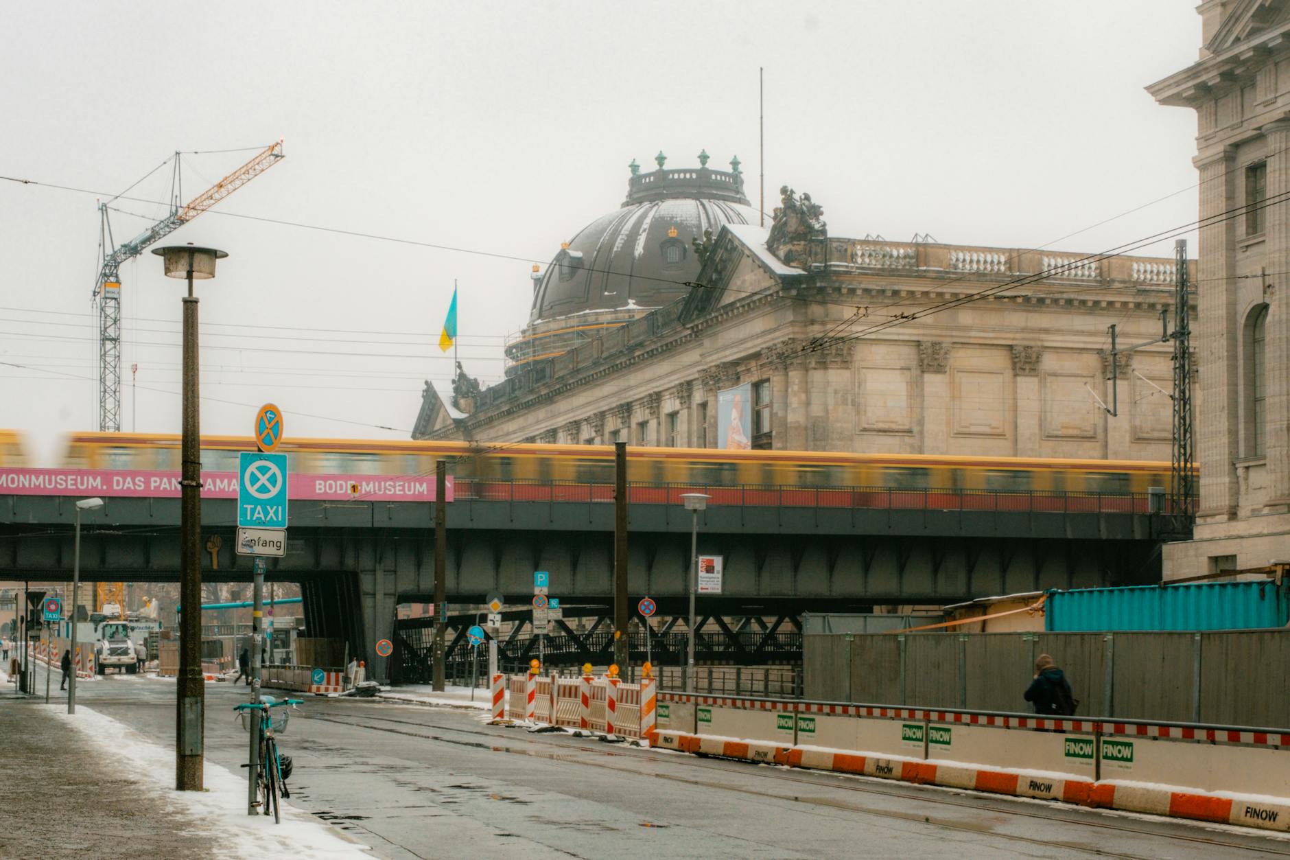 Pociąg na tle Bode Museum w zimowym Berlinie