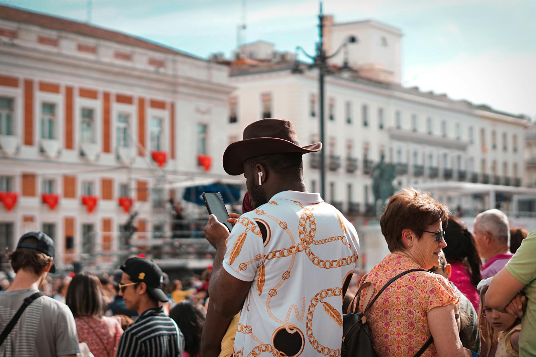 Tłum turystów na słonecznym, zabytkowym rynku miejskim