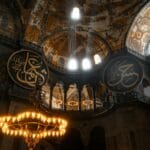Wnętrze Hagii Sofii z żyrandolami i arabską kaligrafią