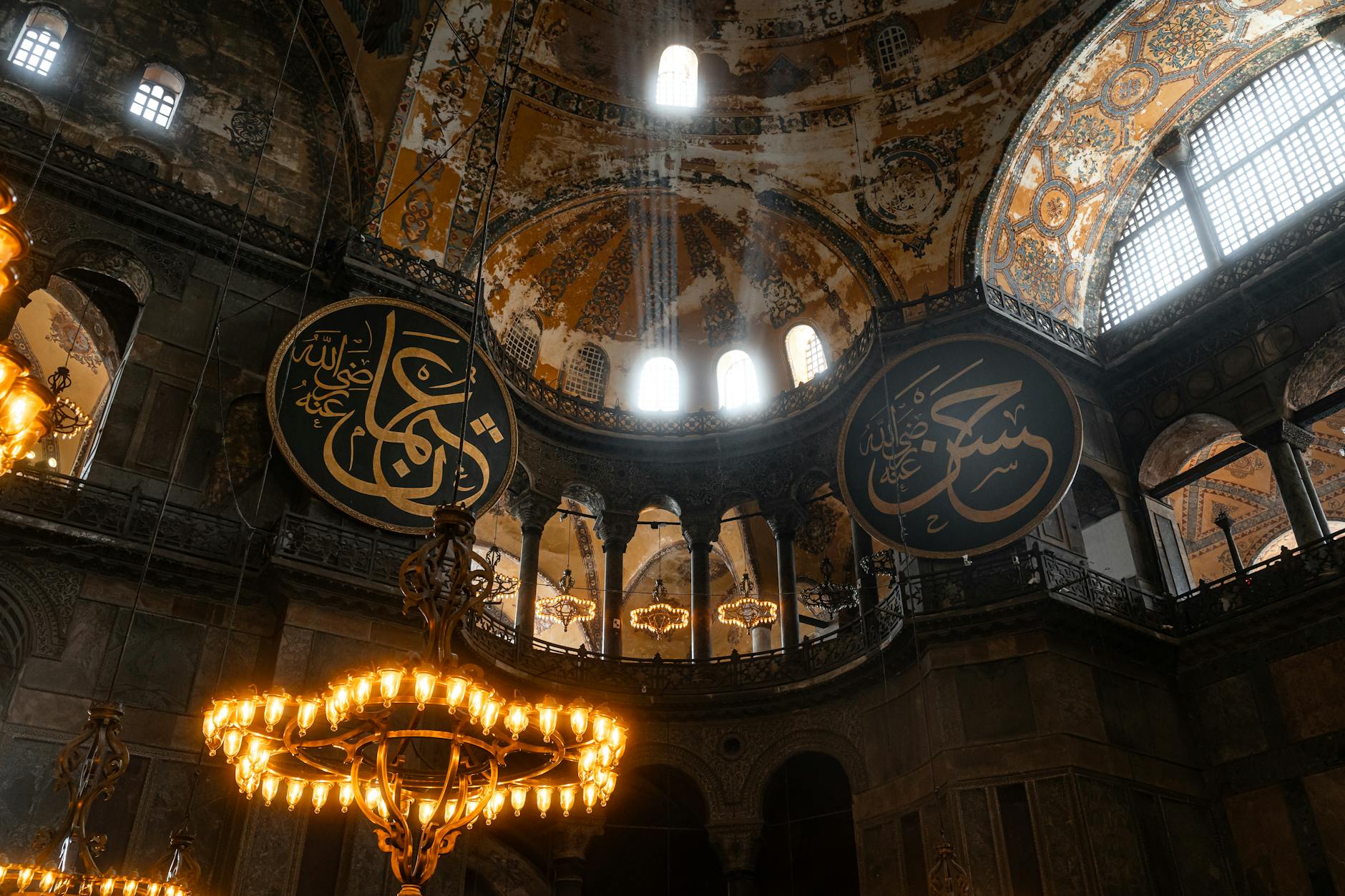 Od cerkwi po kirkuty: przewodnik po wielowyznaniowej Lubelszczyźnie Wnętrze Hagii Sofii z żyrandolami i arabską kaligrafią