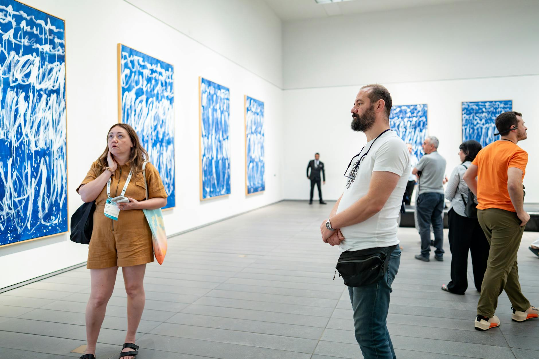 Zwiedzający oglądają obrazy w nowoczesnej galerii sztuki w Lublinie