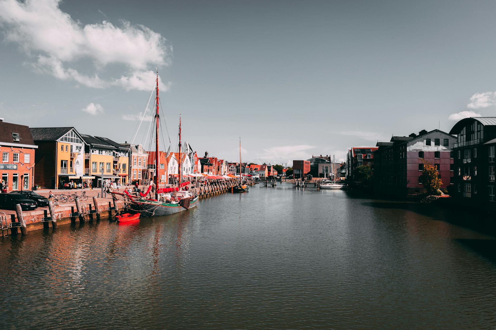 Kolorowe kamienice i zacumowane łódki w małym nadmorskim porcie