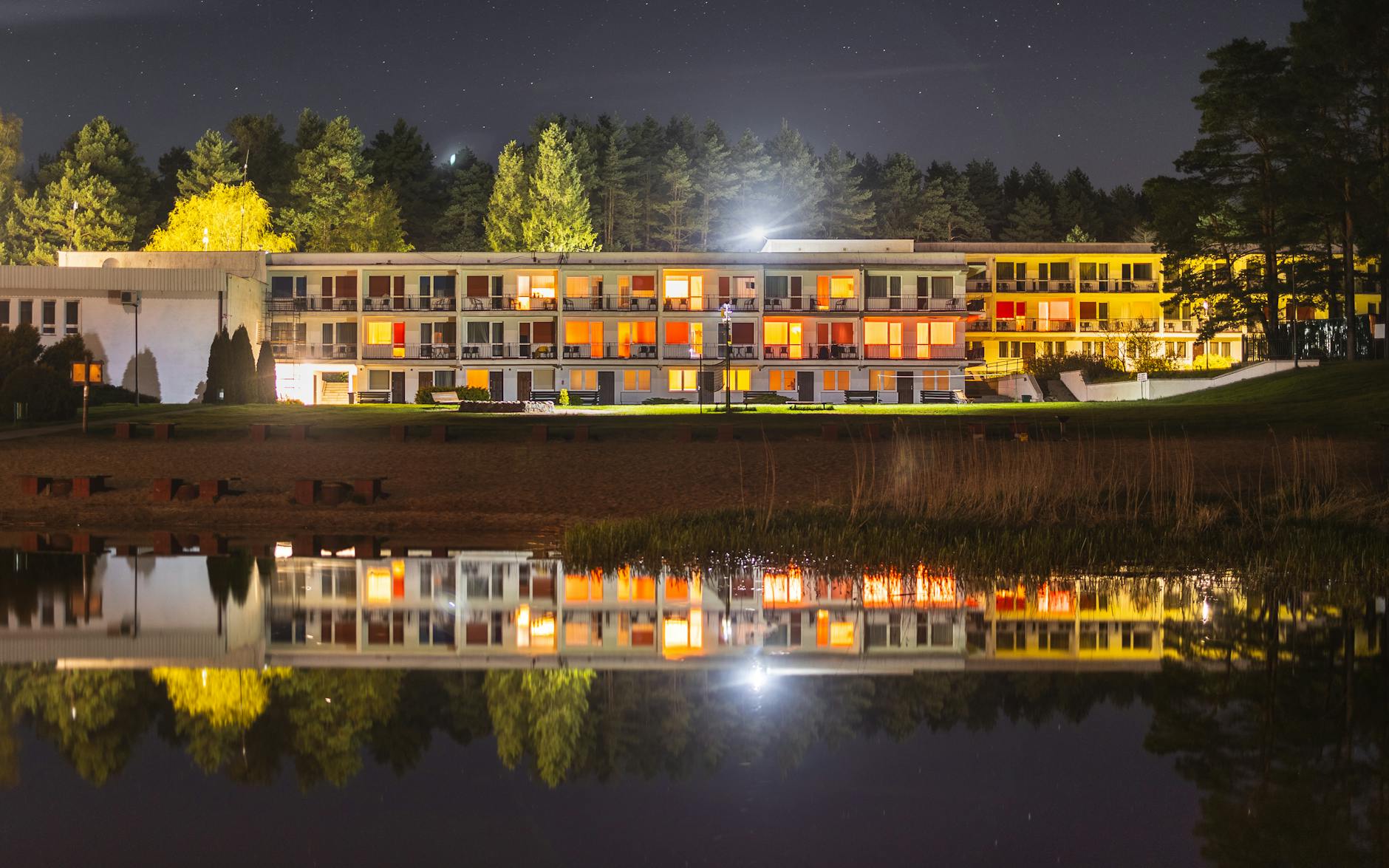 Noclegi przy Zalewie Zemborzyckim: wygodnie, blisko wody i atrakcji Lublina Nocny widok oświetlonego ośrodka wypoczynkowego nad jeziorem