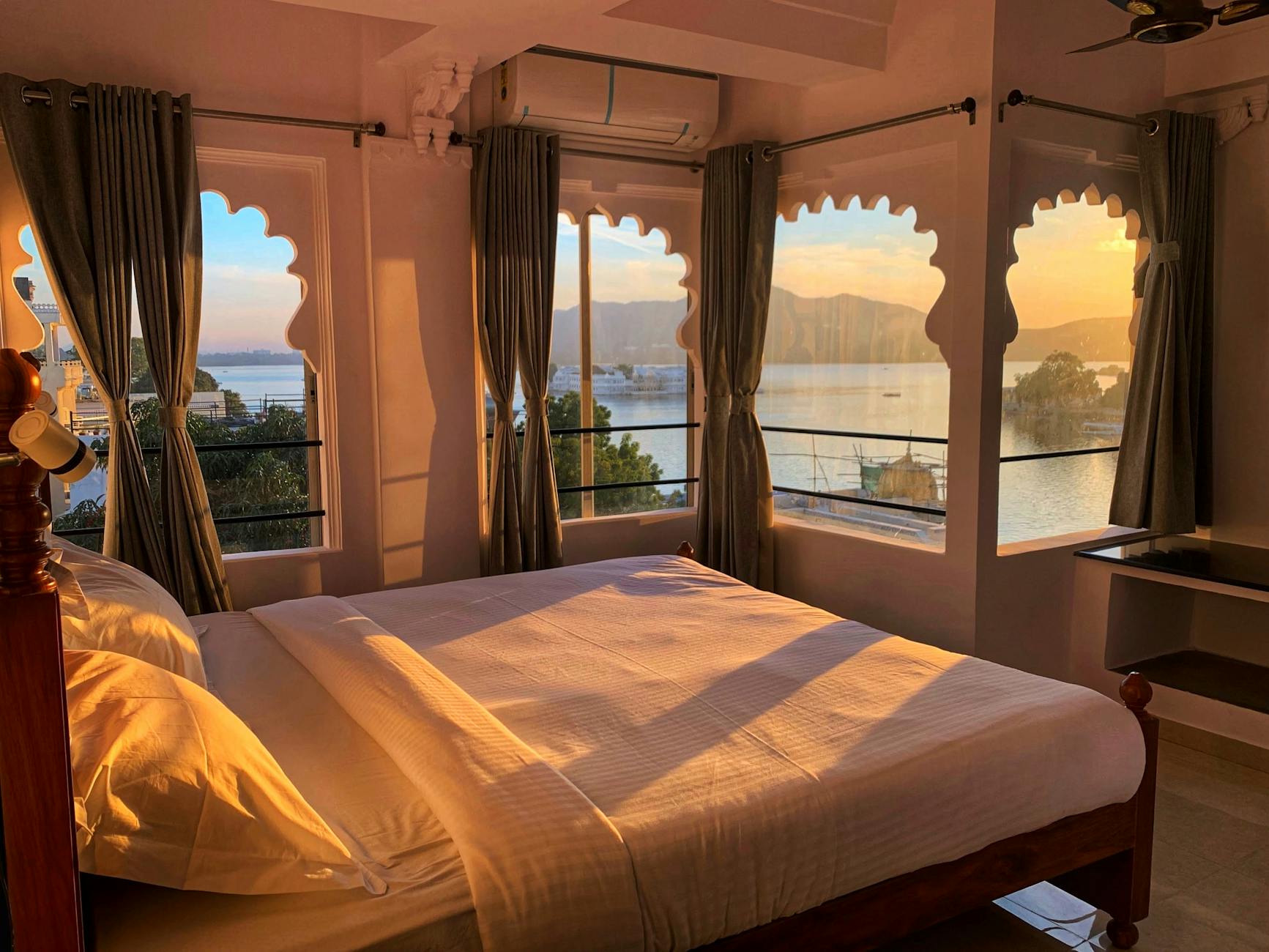 Słoneczna sypialnia z widokiem na jezioro o zachodzie słońca