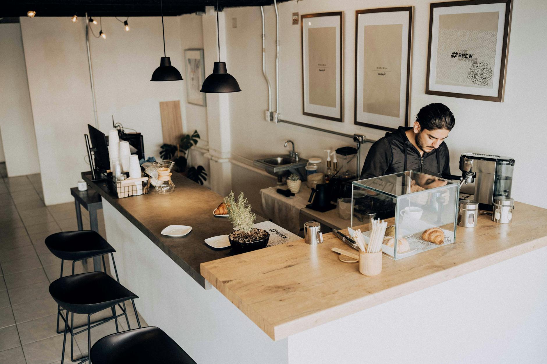 Barista przygotowuje kawę w nowoczesnej kawiarni w Lublinie