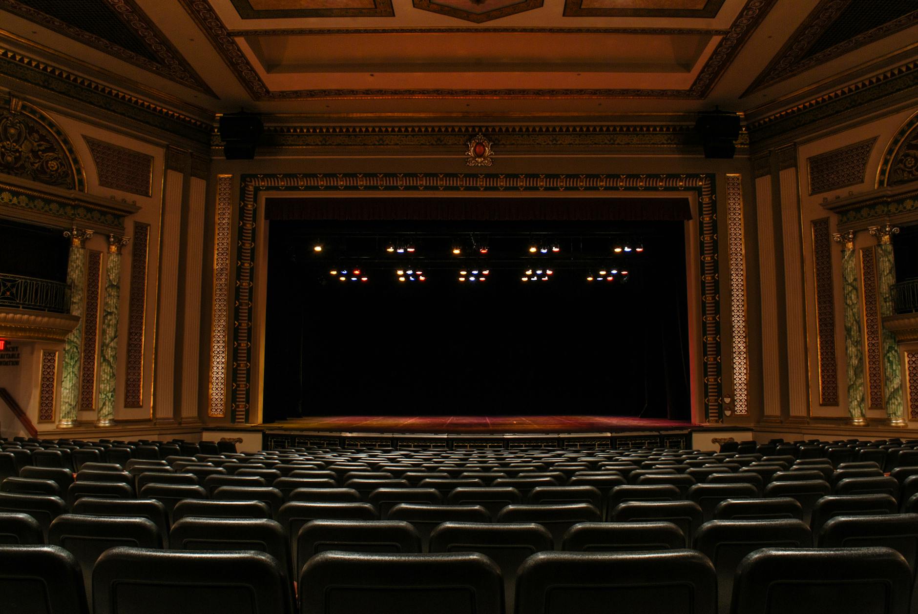 Pusty wiktoriański teatr z klasyczną architekturą i czerwonymi fotelami