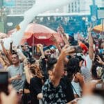 Maraton wydarzeń w Lublinie: jak połączyć festiwale z wycieczką po regionie Tłum uczestników bawiących się na plenerowym festiwalu w Lublinie