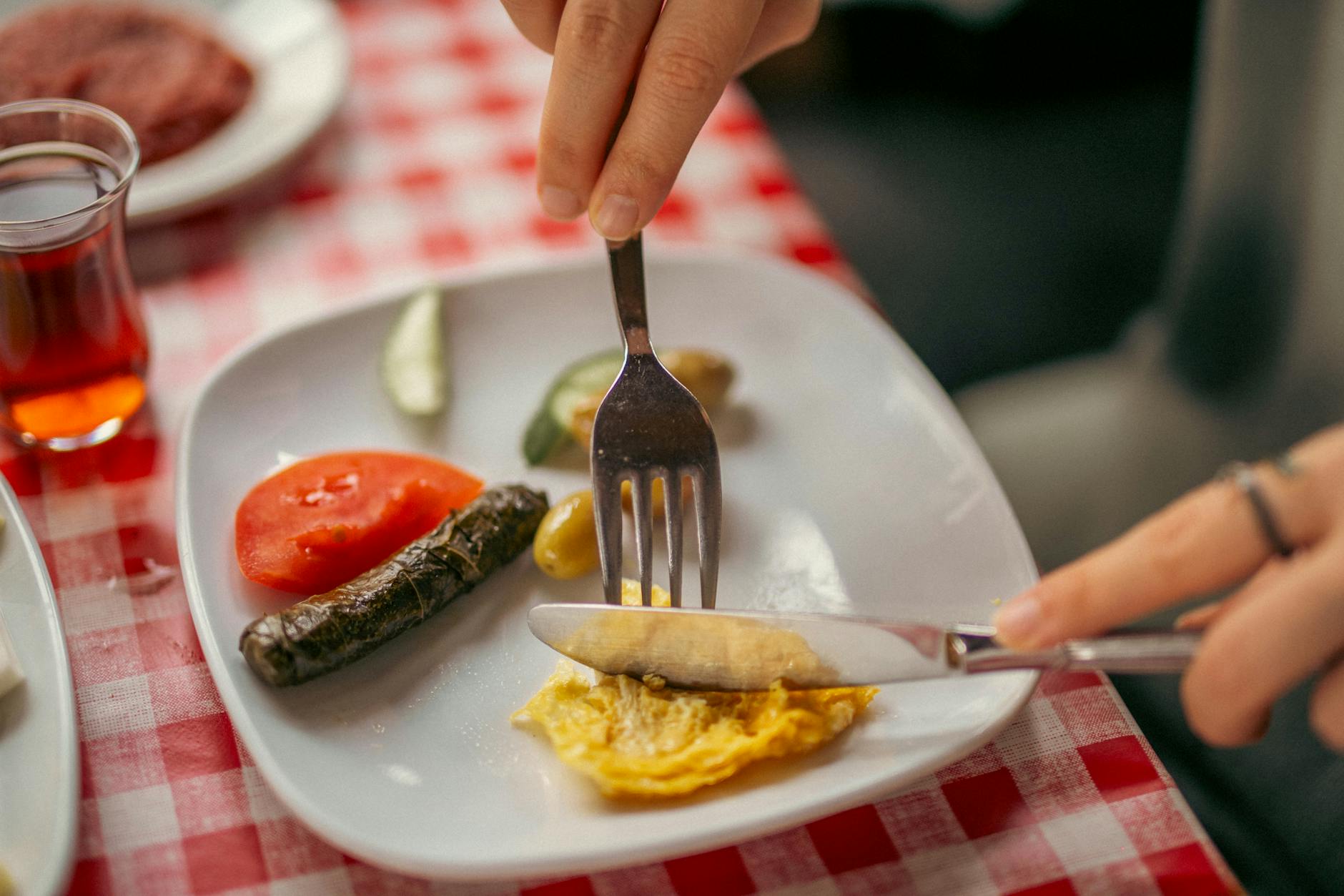 Tradycyjne śniadanie z różnymi potrawami na kraciastym obrusie
