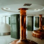 Tajemnice dawnych browarów: przemysł piwowarski w Lubelskiem Wnętrze nowoczesnego browaru z miedzianymi tankami warzelniczymi