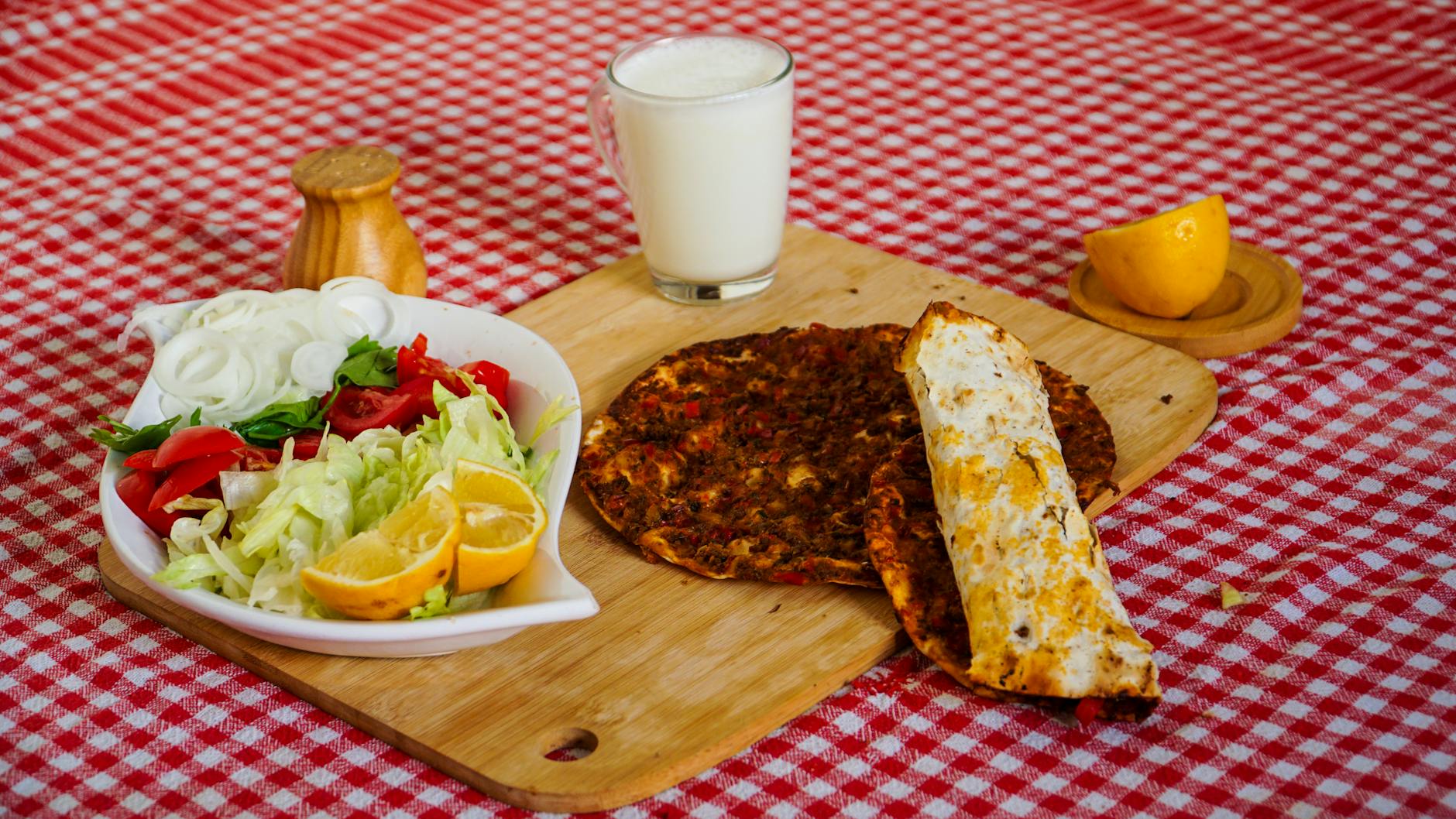 Lahmacun z sałatką i ajranem na kraciastym obrusie