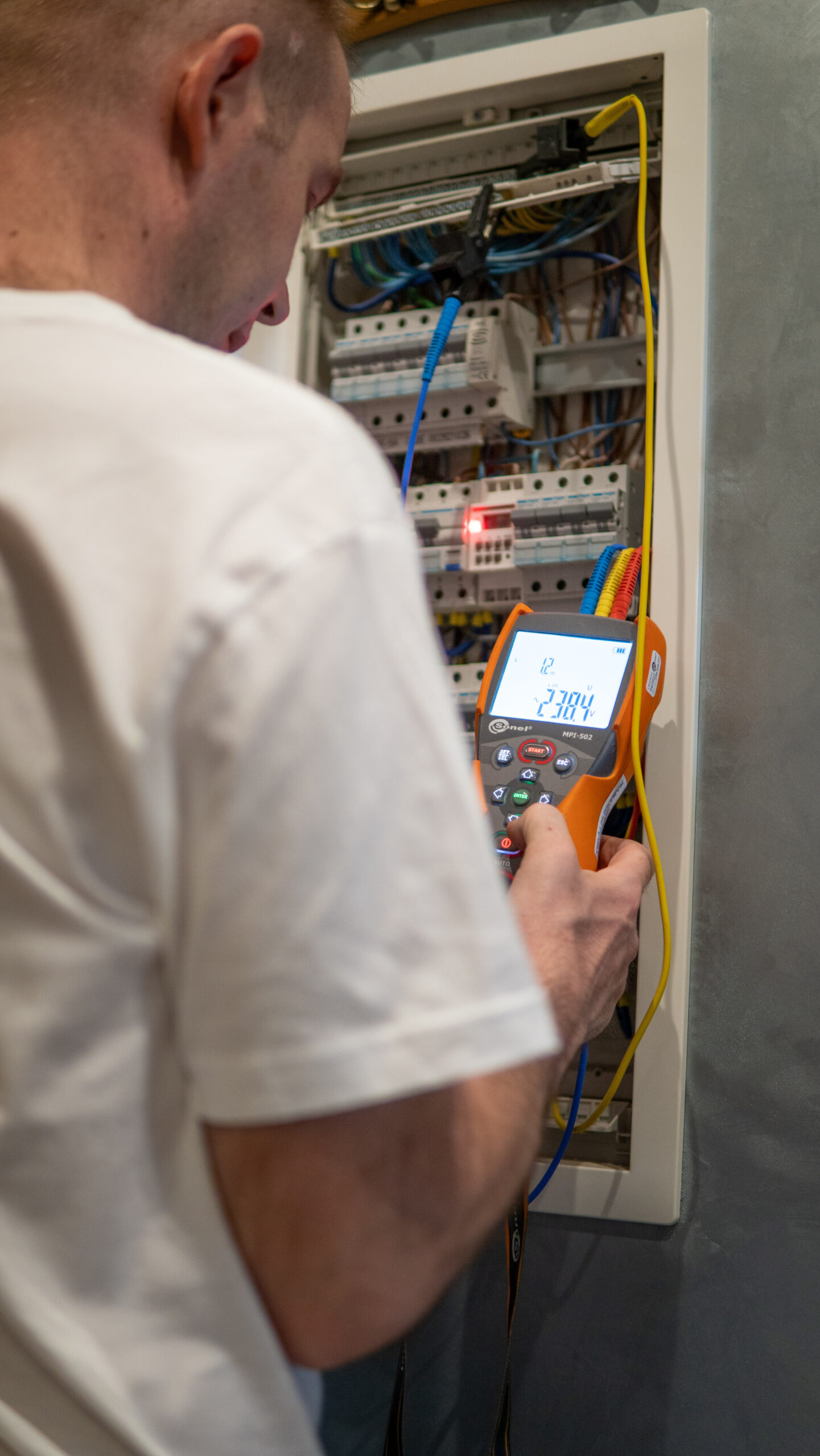 Elektryk wykonuje przeglą instalacji elektrycznej