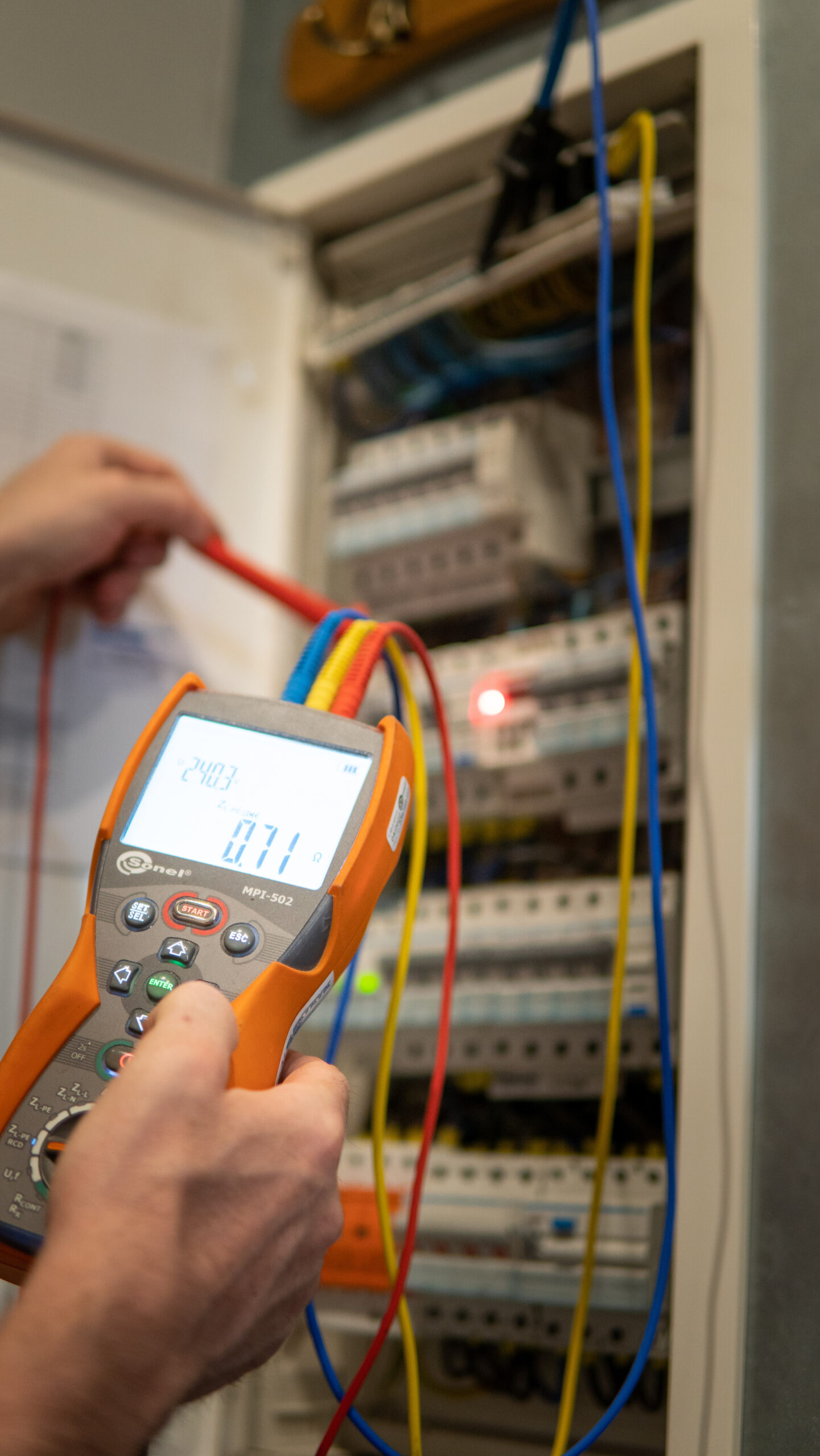 Okresowy przeglą instalacji elektrycznej przy użyciu miernika instalacji elektrycznej