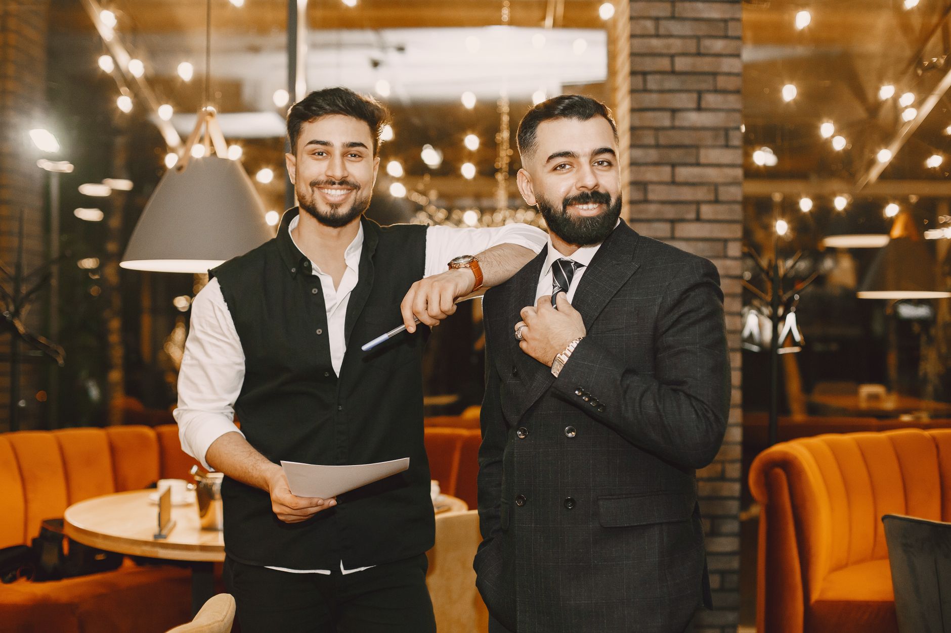 Jak zarabiać na turystyce kulinarnej w woj. Uśmiechnięci biznesmeni w stylowej restauracji przy ciepłym świetle