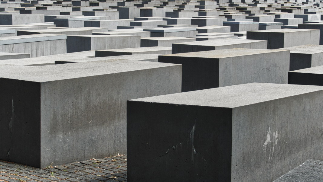 Betonowe stele Pomnika Pomordowanych Żydów Europy w Berlinie Betonowe stele Pomnika Pomordowanych Żydów Europy w Berlinie